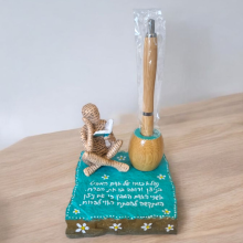 מעמד עם פסלון ועט