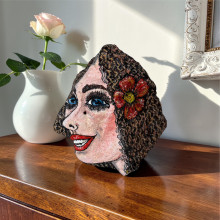 גברת עם פרח אדום