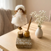 פיה עם עט לשולחן עבודה – מתנה מקורית למשרד