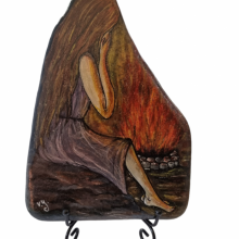 אשה ליד מדורה