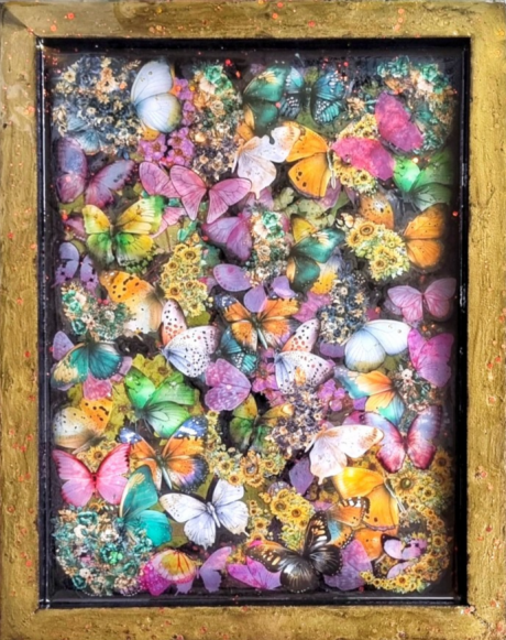 ציור באפוקסי על מסגרת עץ דגם "פרפרים צבעוניים"